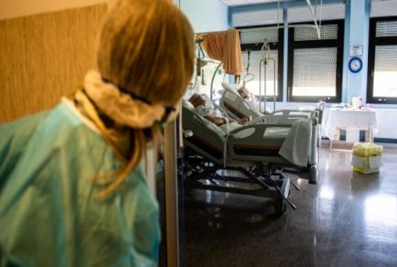 Ötödik napja csökken a fertőzöttek száma, a halottaké továbbra is magas Olaszországban