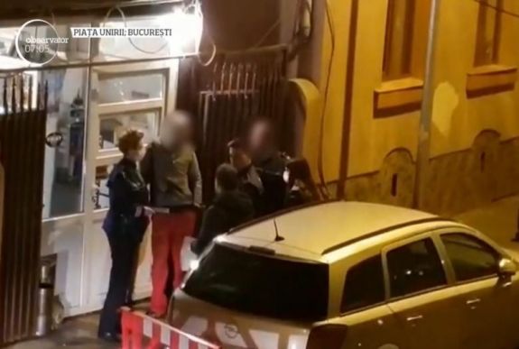 Kijárási tilalom: ütlegelte a dühös rendőr az utcán iszogató fiatalt