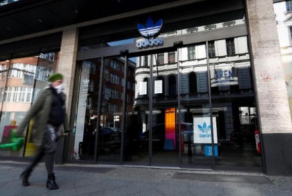 Óriási felháborodást váltott ki az Adidas és a Deichmann bejelentése