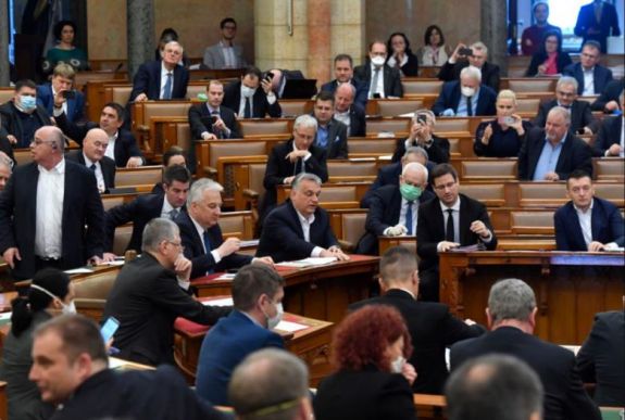 Magyarországon elfogadta a parlament a „koronavírus-törvényt”