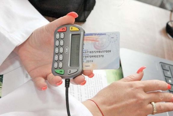 A szükségállapot ideje alatt nem kötelező az egészségügyi kártyák használata