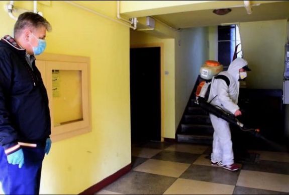 Koronavírus: elkezdték a lépcsőházakat fertőtleníteni