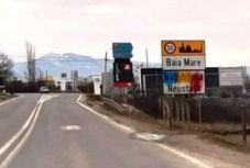 Megrongálták Nagybánya háromnyelvű helységnévtábláját