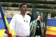 A magyar nyelv „hivatalossá tétele” ellen tüntettek Bukarestben a székelyföldi románok