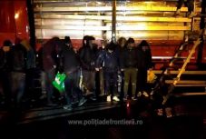 Húsz migránst szállítottak le egy kamionról Nagylaknál