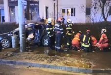 Lesodródott az útról az autó: a fiatal sofőr meghalt, egy járókelő súlyosan megsérült