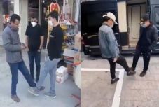 Új köszönési szokások a koronavírus miatt: nem kezet, hanem lábat ráznak az emberek