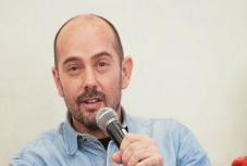 Mit válaszolhat egy értelmiségi a rohanó világra? A Hegedűs a háztetőn rendezőjét, Béres Lászlót kérdeztük