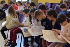 Szatmári meséskönyvet kaptak a szatmárnémeti elsősök