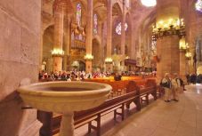 Kiürítik a szenteltvíztartókat a magyarországi templomokban