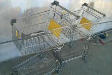 Fertőtlenítik a boltok bevásárlókocsijait