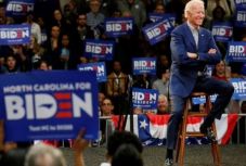 Amerikai elnökválasztás: Biden jelentősen növelte előnyét pártbeli riválisával szemben