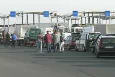 Félórás a várakozási idő a nagylaki autópálya-határátkelő belépő oldalán