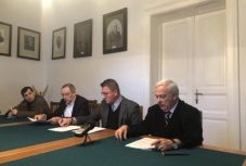 Elhalasztanák a konfirmációt, szabadtéri misét és otthoni imádkozást javasolnak az egyházi vezetők