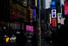 New Yorkban rendkívüli állapotot hirdettek ki, Kaliforniában bezárt Disneyland