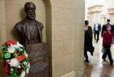 Megkoszorúzták Kossuth Lajos szobrát az amerikai kongresszusban