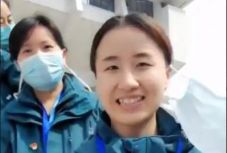 Így ünneplik a vuhani orvosok az utolsó ideiglenes kórház bezárását