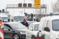 Egyszeri átutazást tesznek lehetővé Magyarországon a román és a bolgár állampolgároknak kedd éjjel