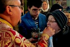 Kézzel osztogatta áldoztatáskor a kenyeret egy szebeni ortodox pópa