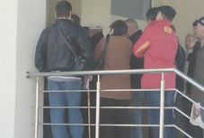 Könnygázzal fékezték meg a sepsiszentgyörgyi ambulanciára betörő tömeget