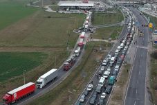 Kedd este óriáskonvoj indul Hegyeshalomtól a román határátkelők felé