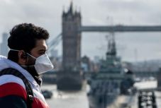 Koronavírus: száz fölé emelkedett a nagy-britanniai halálos áldozatok száma