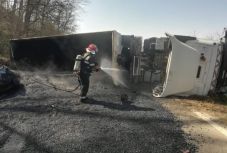 Forró aszfalt folyt a személygépkocsira a baleset következtében