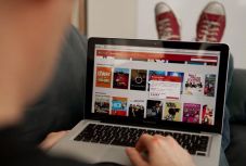 A Netflix „lebutítja” a tartalmait Európában, mert túlterhelt a netes infrastruktúra