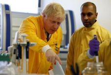 A brit kormányfő szerint 12 héten belül fordulat érhető el a járvány elleni harcban