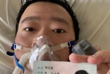 „Ünnepélyesen bocsánatot kértek” a koronavírusra elsőként figyelmeztető orvos meghurcolásáért