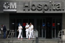 Spanyolországban meghaladta az ezret a koronavírus-járvány halálos áldozatainak száma