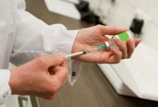 Milliókat kért koronavírus elleni vakcinákért egy siófoki csaló