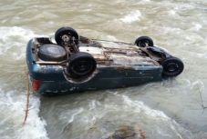 Folyóba borította szülei autóját és meghalt egy 13 éves háromszéki fiú