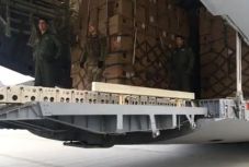 Százezer védőruhát tartalmazó szállítmány érkezett Szöulból Bukarestbe