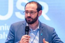 Az USR 25 százalékkal csökkentené a törvényhozók juttatását