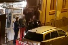 Kijárási tilalom: ütlegelte a dühös rendőr az utcán iszogató fiatalt