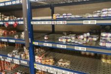 Vitték a konzerveket, mint a cukrot: 37 százalékkal nőtt a kiskereskedelmi forgalom