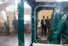 Átadták az első 15, hazai tervezésű és gyártású biológiai szigetelősátrat