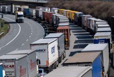 Torlódás alakult ki a csanádpalotai határátkelőnél