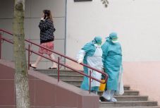 Ukrajnában kötelező lesz a hazatérők elszigetelése, az orosz kormányfő kiterjesztené a korlátozásokat