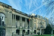 Pozitív lett a koronavírustesztje a párizsi román nagykövetség hét alkalmazottjának