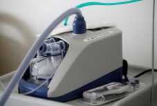 Légzéssegítő eszközt fejlesztettek egy hét alatt egy Forma 1-es csapat segítségével