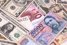 Történelmi mélypontra gyengült a forint