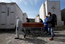 Olaszország: több mint nyolcszázzal nőtt a járványban elhunytak száma