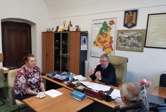 Maszkokkal és gumikesztyűkkel látják el a Bihar megyei családorvosokat