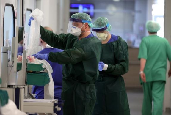 Németországban legalább a tavaszi szünet végéig fenntartják a korlátozásokat