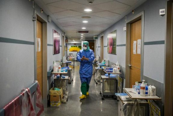 Olaszország: csökken a kórházakban kezeltek száma, továbbra is magas a halottaké