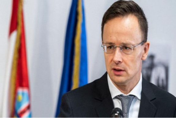 Szijjártó: hazugságokat terjesztenek a magyar „koronavírus-törvényről”