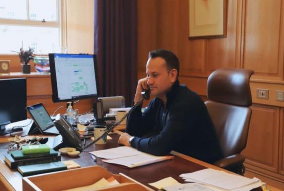 Orvosként is dolgozik a koronavírus-válság idején az ír miniszterelnök