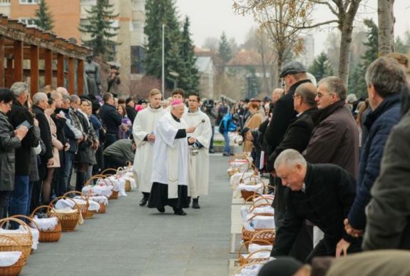 Az áldás így is érvényes: idén online követhető a csíkszeredai húsvéti ételszentelés